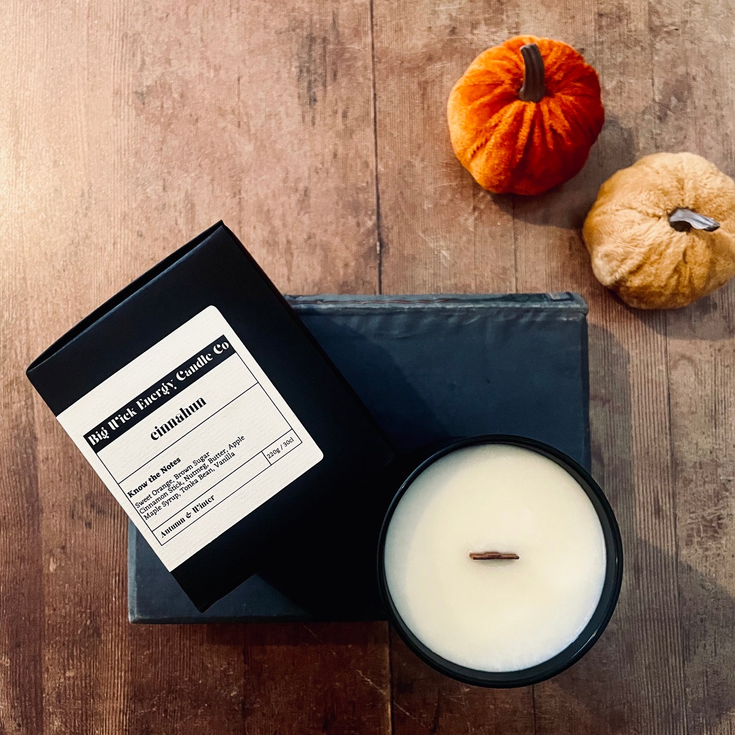 cinnahun - cinnamon bun and apple